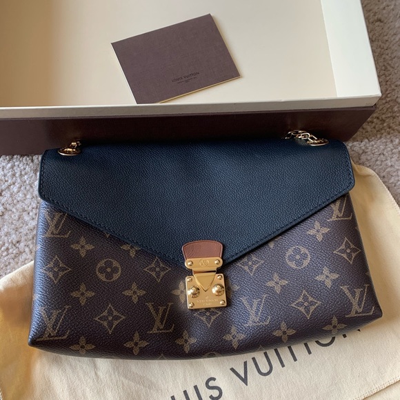 Louis Vuitton Handbags - Louis Vuitton Pallas Chain Handbag -Black